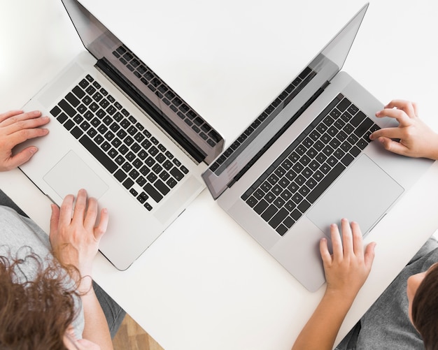 Madre e hijo trabajando en la computadora portátil