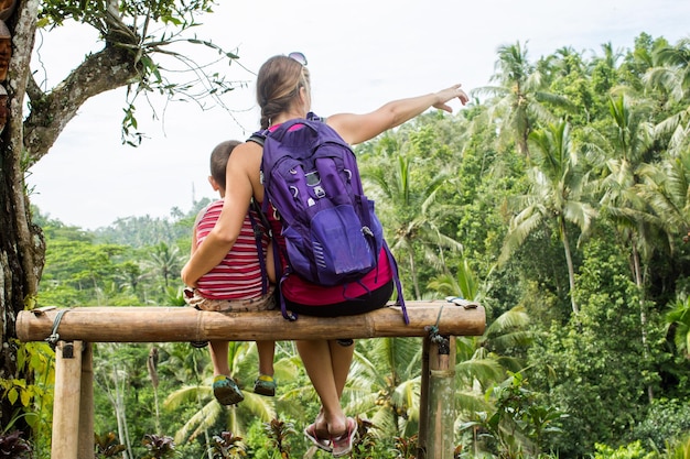 Madre e hijo viendo la vista de los campos de arroz en Ubud Bali