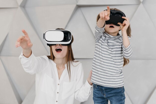 Madre e hijo con vista frontal de casco de realidad virtual