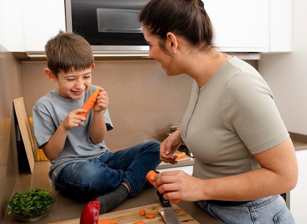 Foto gratuita madre e hijo con zanahorias