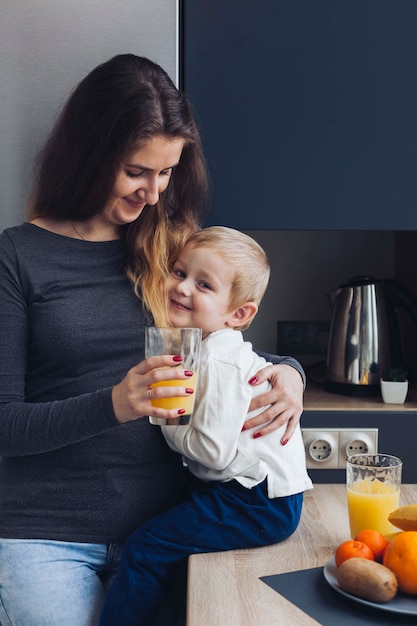 Foto gratuita madre e hijo