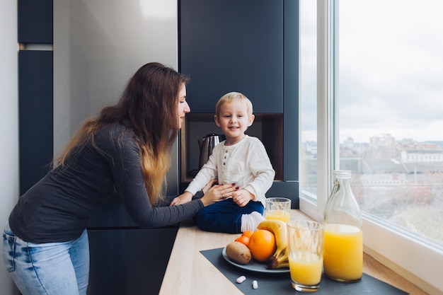 Foto gratuita madre e hijo