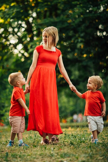 Madre e hijos jugando en el parque.