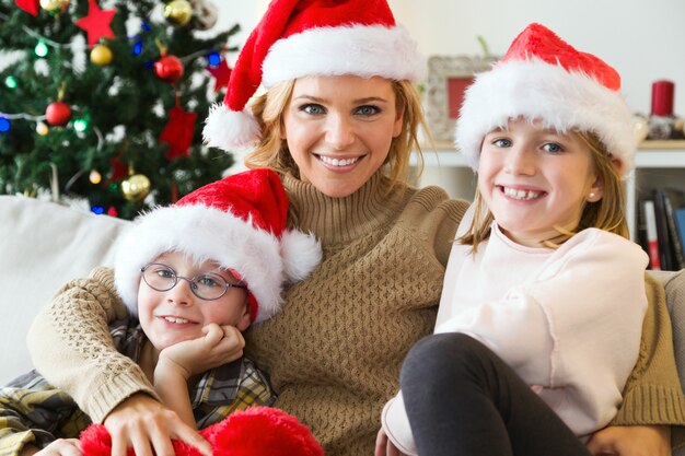 Madre e hijos sonriendo