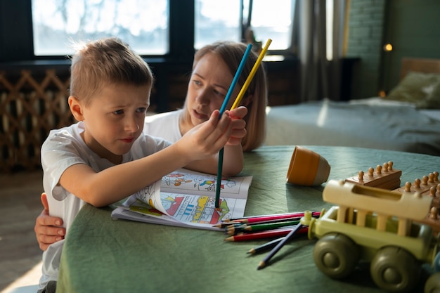 Foto gratuita madre educando a su hijo autista en casa