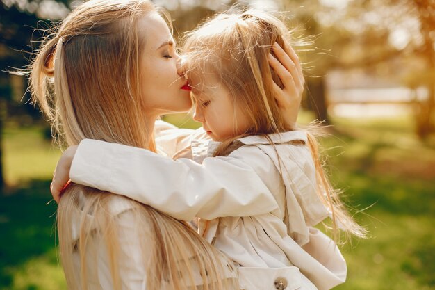 madre elegante con hija linda