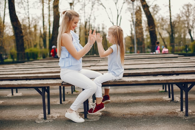 madre elegante con hija linda