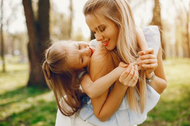 madre elegante con hija linda