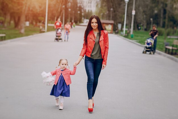 madre elegante con hija