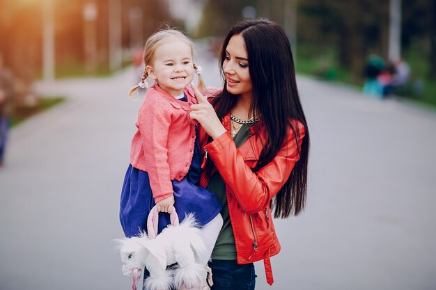 madre elegante con hija