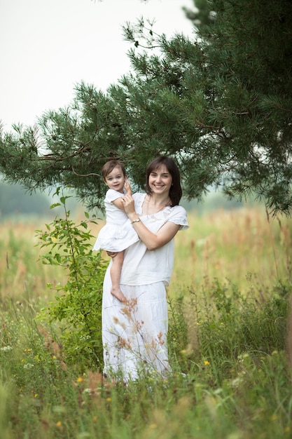 Foto gratuita madre emocional con hija en brazos maternidad