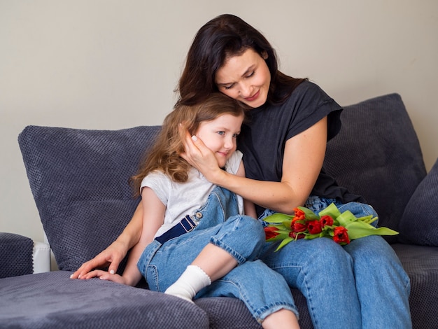 Foto gratuita madre enamorada de su pequeña hija