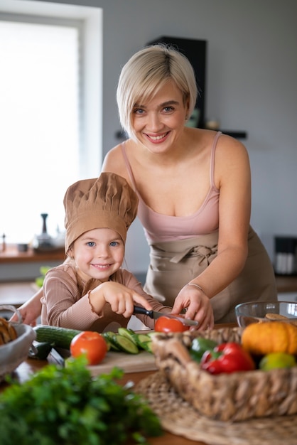 Foto gratuita madre enseñando a sus hijos a cocinar en casa