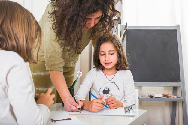 La madre enseñó a las hijas a dibujar