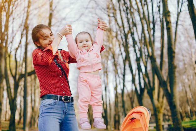 madre con estilo con pequeña hija