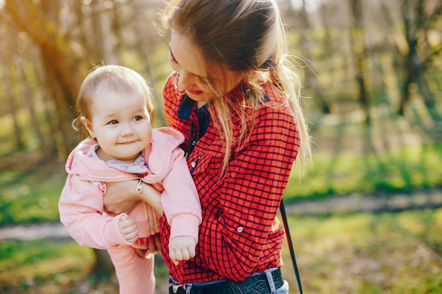 madre con estilo con pequeña hija