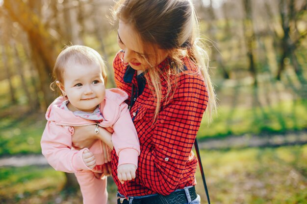 madre con estilo con pequeña hija