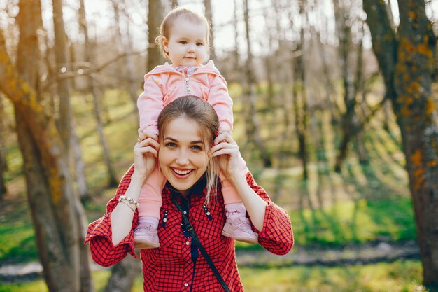 madre con estilo con pequeña hija