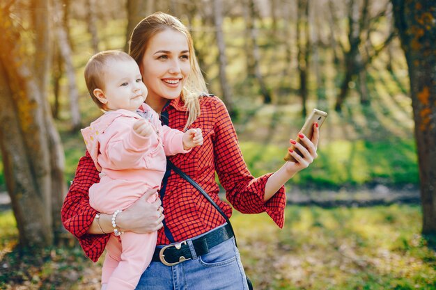 madre con estilo con pequeña hija