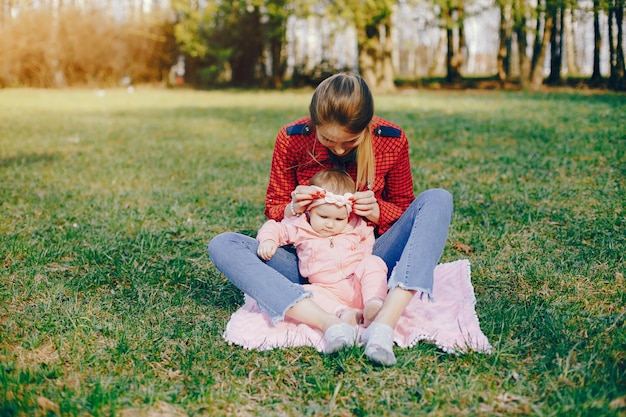 madre con estilo con pequeña hija