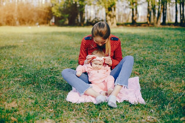 madre con estilo con pequeña hija