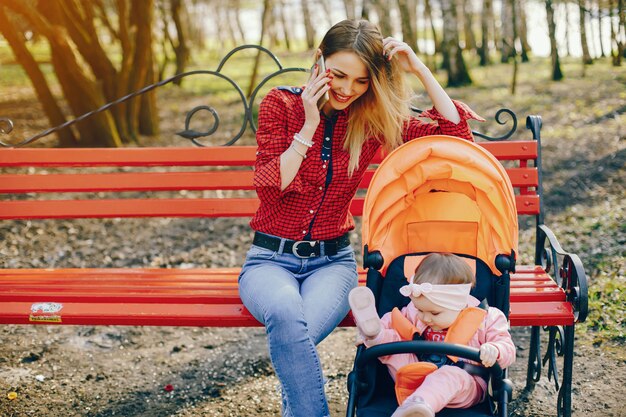 madre con estilo con pequeña hija