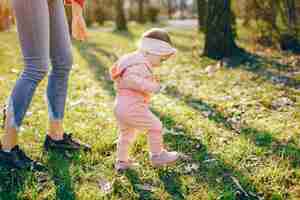 Foto gratuita madre con estilo con pequeña hija