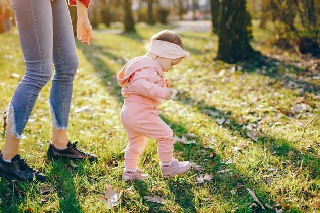 madre con estilo con pequeña hija