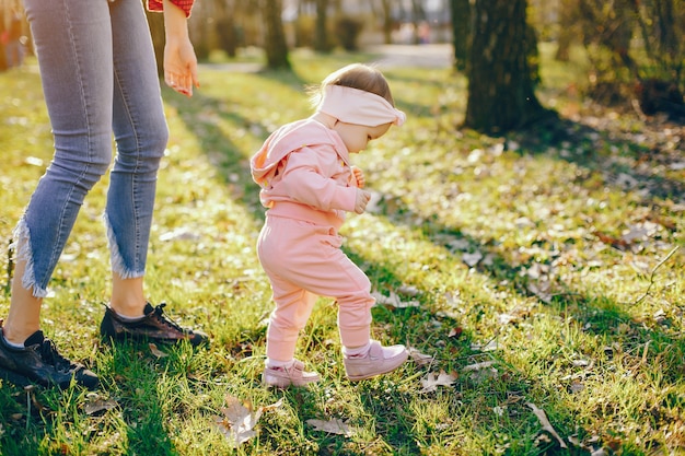 madre con estilo con pequeña hija