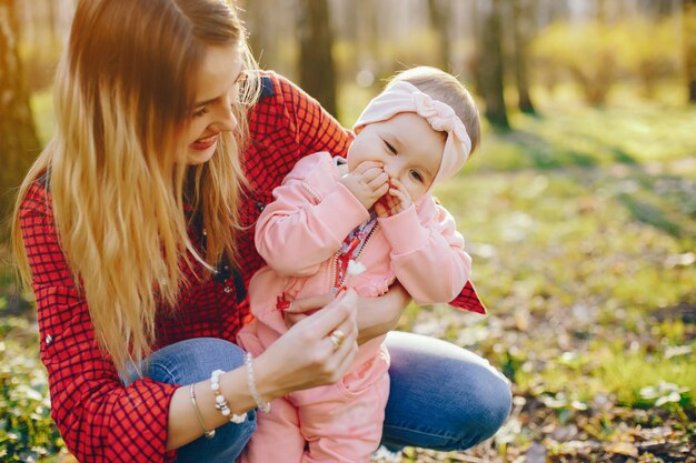 madre con estilo con pequeña hija