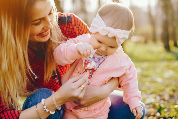 madre con estilo con pequeña hija