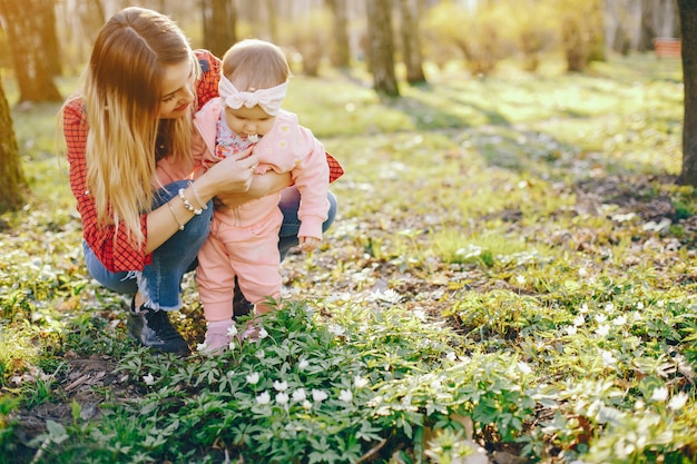 madre con estilo con pequeña hija