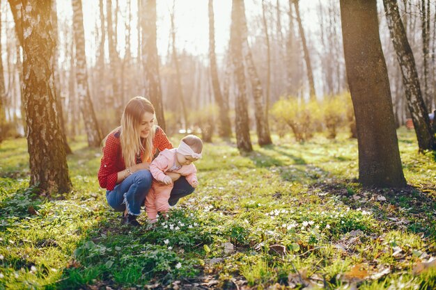 madre con estilo con pequeña hija