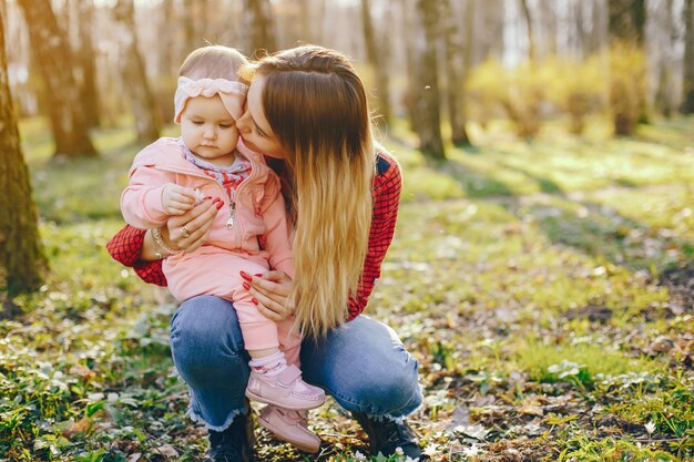 madre con estilo con pequeña hija