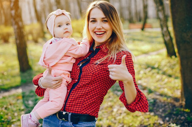 madre con estilo con pequeña hija