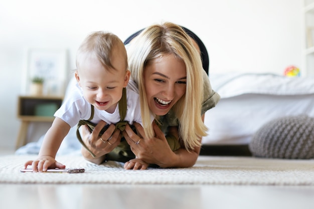 Madre expresiva y su hijo posando