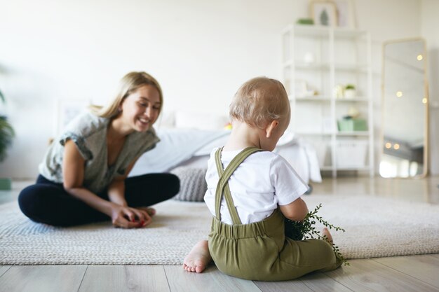 Madre expresiva y su hijo posando