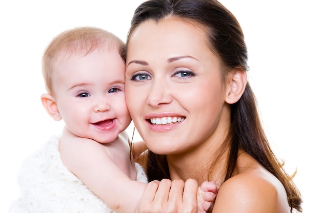 Madre feliz con bebé sonriente