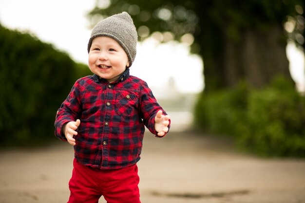 Madre feliz caminata mujer niño