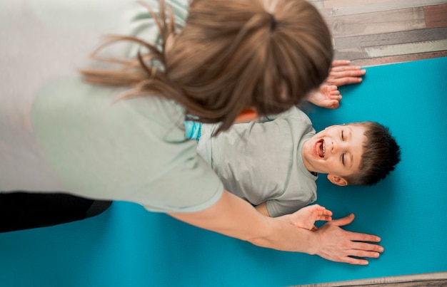 Madre feliz de entrenar con su hijo