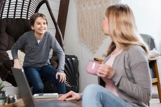 Madre feliz de estar en casa con hijo