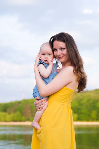 Madre feliz con hijo en la naturaleza