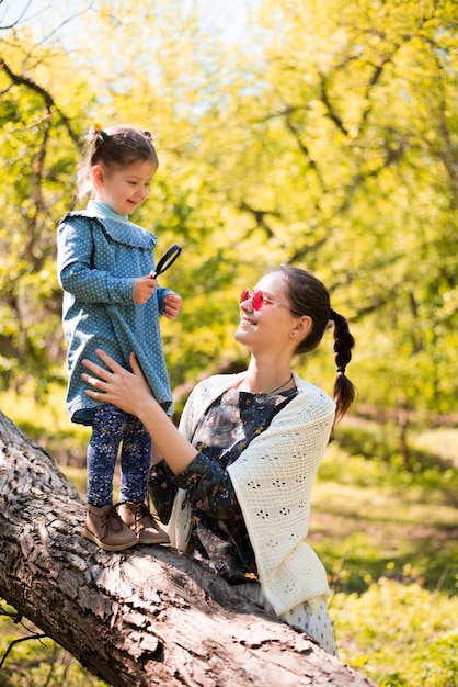 Foto gratuita madre feliz con hijo en la naturaleza