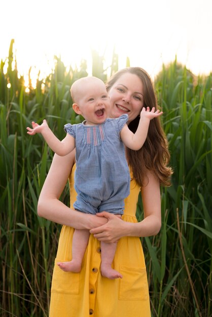 Madre feliz con hijo en la naturaleza