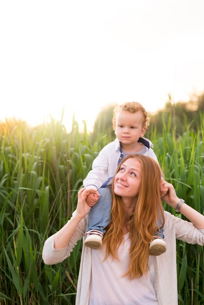 Madre feliz con hijo en la naturaleza