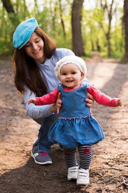 Madre feliz con hijo en la naturaleza