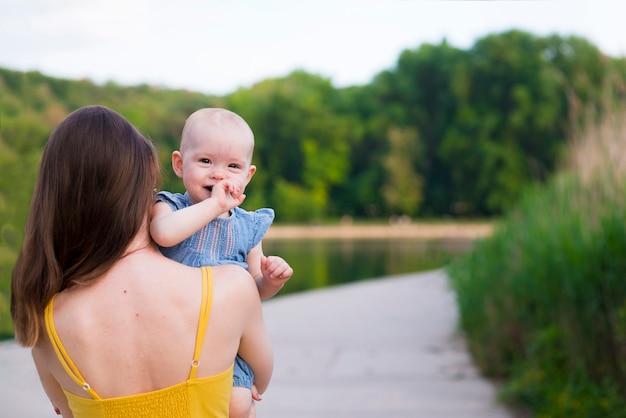 Madre feliz con hijo en la naturaleza