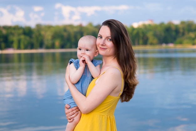 Madre feliz con hijo en la naturaleza