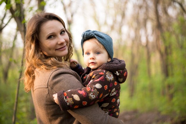 Madre feliz con hijo en la naturaleza