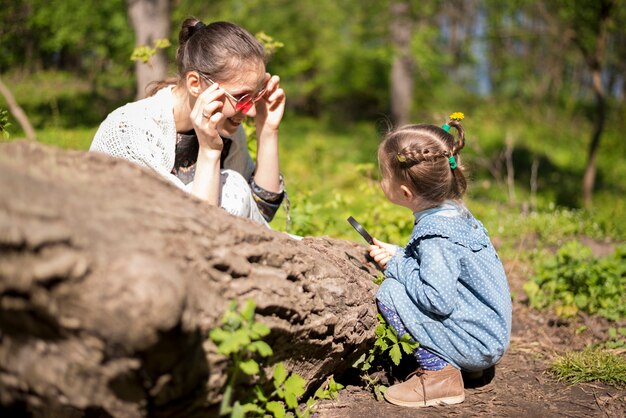 Madre feliz con hijo en la naturaleza